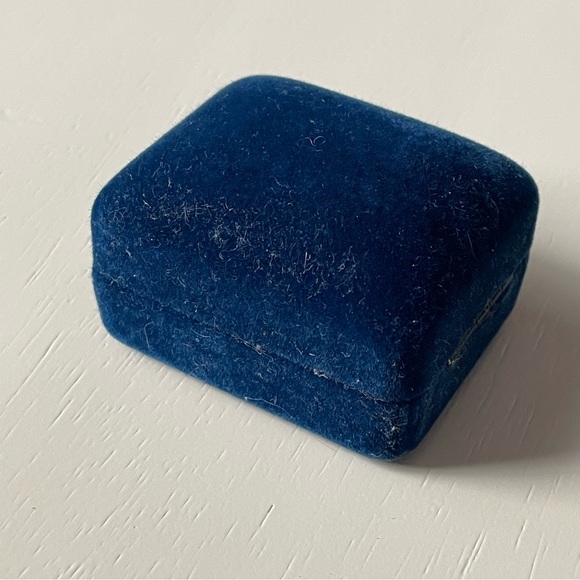Vintage blue velvet empty Imperial Gold flip up ring box - Picture 3 of 10
